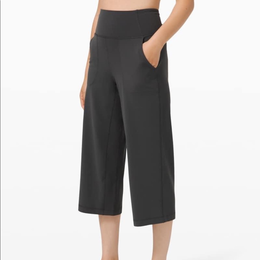 Lululemon wide leg cropped pants. Size 4.